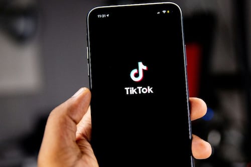 “Brazalete con el nombre del signo”: Así es la particular tendencia en TikTok