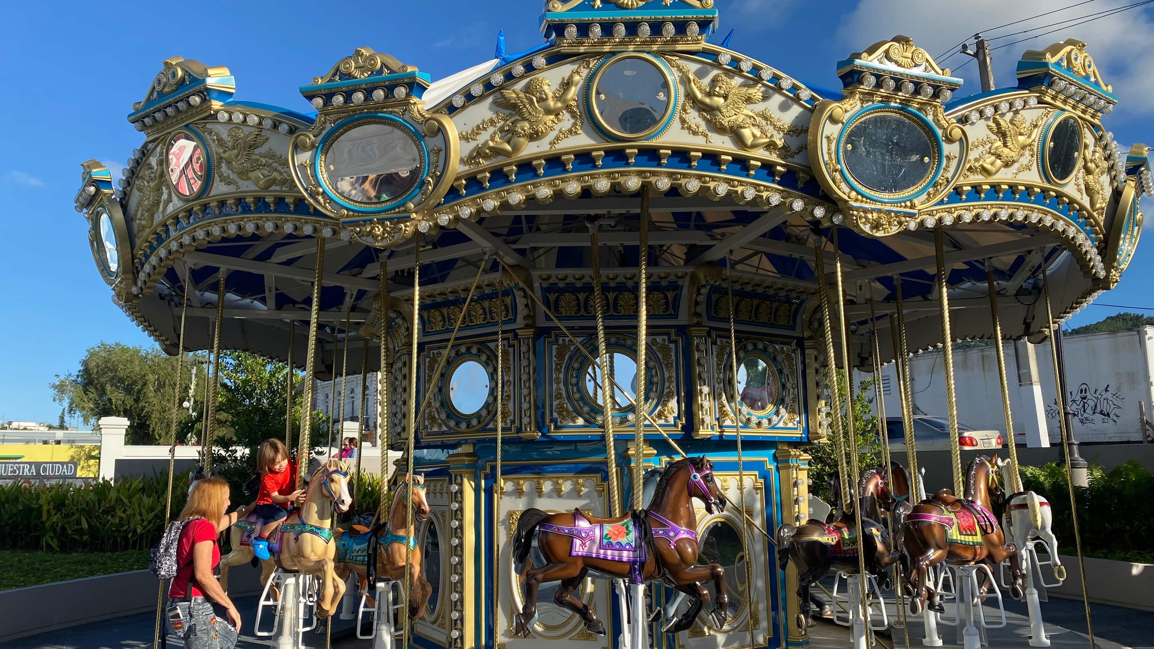 Carrusel en la plaza pública cayeyana.