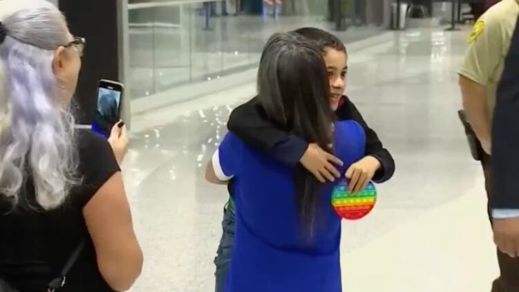 El niño, de 6 años, se reencontró con su madre en el aeropuerto de Miami.