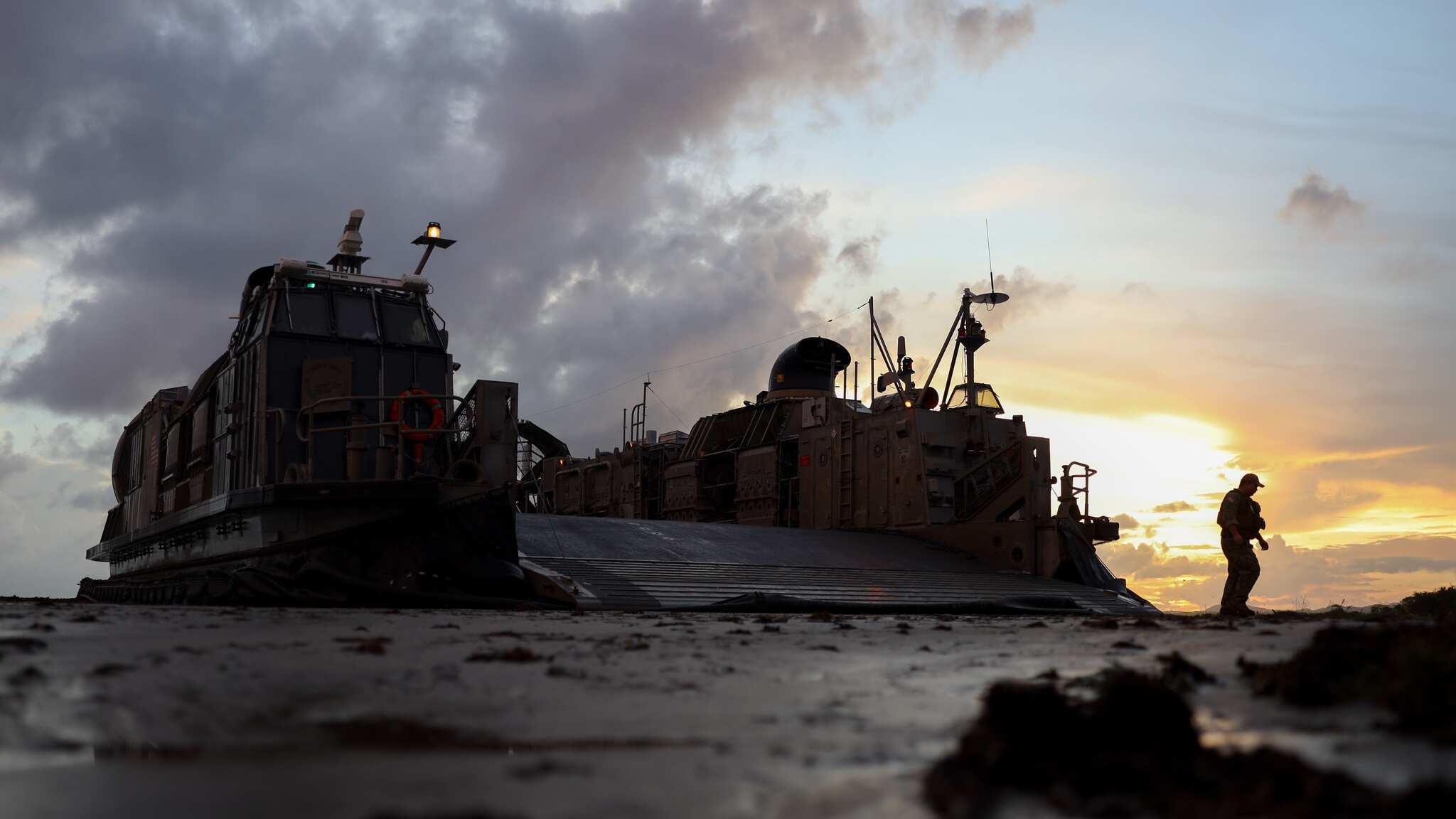 PUERTO RICO - Un vehículo de desembarco anfibio de la Armada de los Estados Unidos transporta a marines estadounidenses y su equipamiento durante un ejercicio de desembarco en la playa de Arroyo, Puerto Rico, el 5 de septiembre de 2025. Como parte de sus responsabilidades para garantizar la capacidad de proyección y la preparación operativa a nivel global, las Fuerzas Armadas proporcionan rutinariamente al Comando Sur de los Estados Unidos los recursos, capacidades y personal necesarios para apoyar su misión, las operaciones del Departamento de Defensa y las prioridades del Presidente.