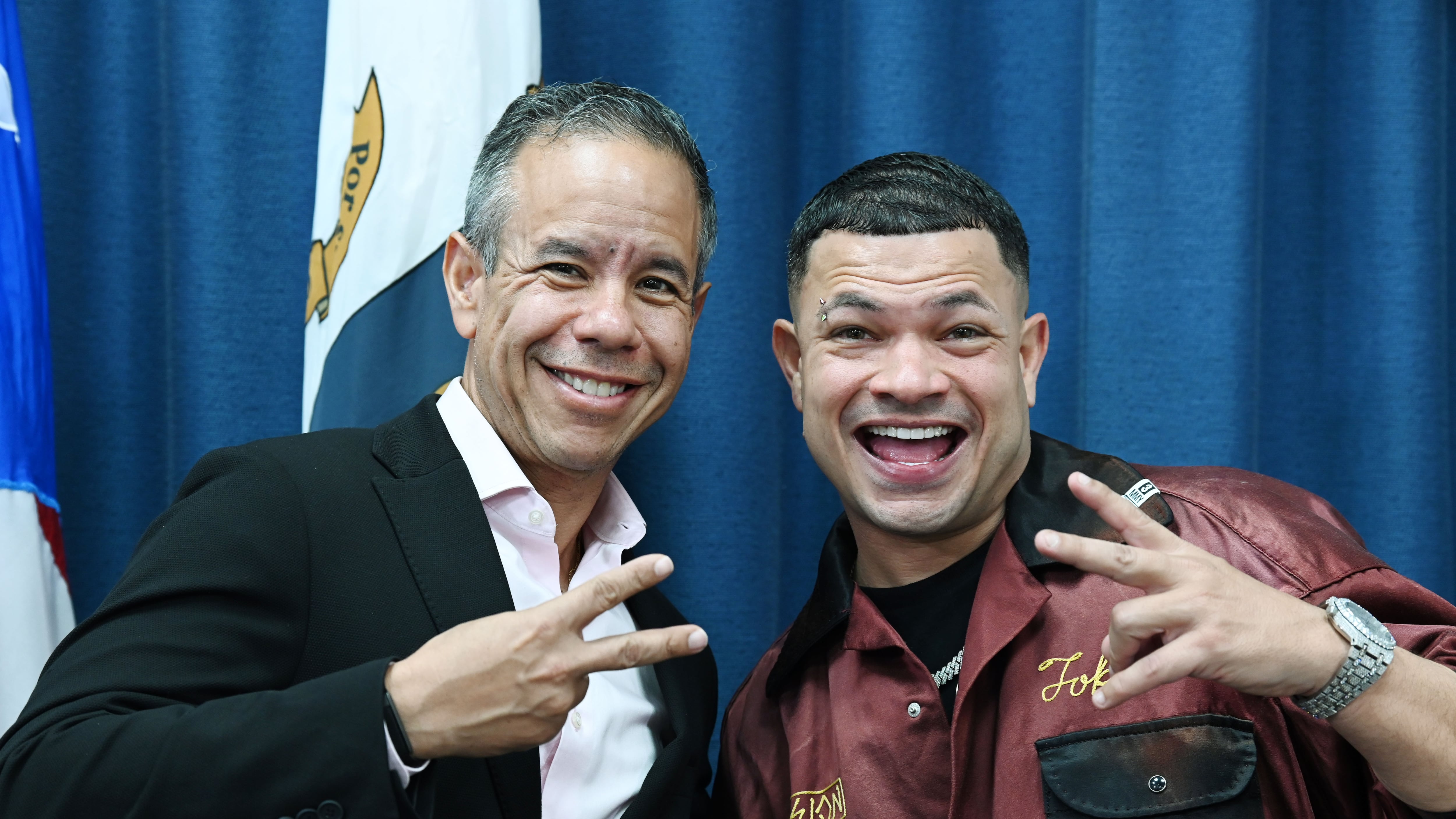 El alcalde de San Juan, Miguel Romero firma acuerdo para comenzar talleres de musica urbana entre otras, para estudiantes de San Juan