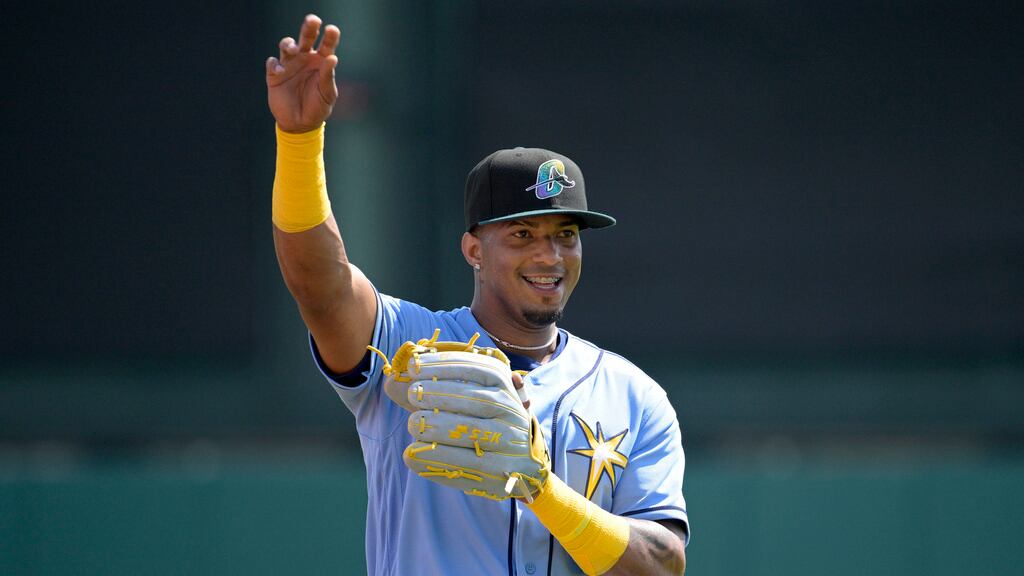 ARCHIVO - El dominicano Wander Franco, de los Rays de Tampa Bay, calienta antes de un juego de pretemporada, el martes 28 de febrero de 2023, en Kissimmee, Florida (AP Foto/Phelan M. Ebenhack, archivo)