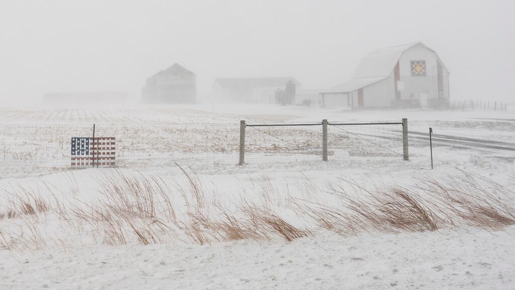 Vista de una granja durante una tormenta de nieve cerca de Galva, Iowa, el 13 de enero de 2024. (Foto AP/Carolyn Kaster)