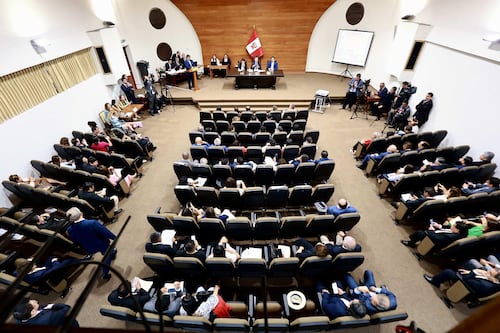 Congreso de Perú destituye a presidente interino a menos de dos meses de elecciones