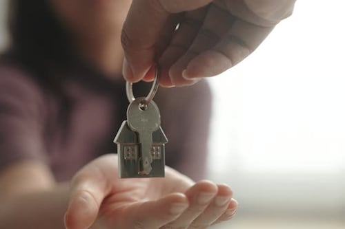 Familias que lo perdieron todo por Fiona reciben viviendas rehabilitadas