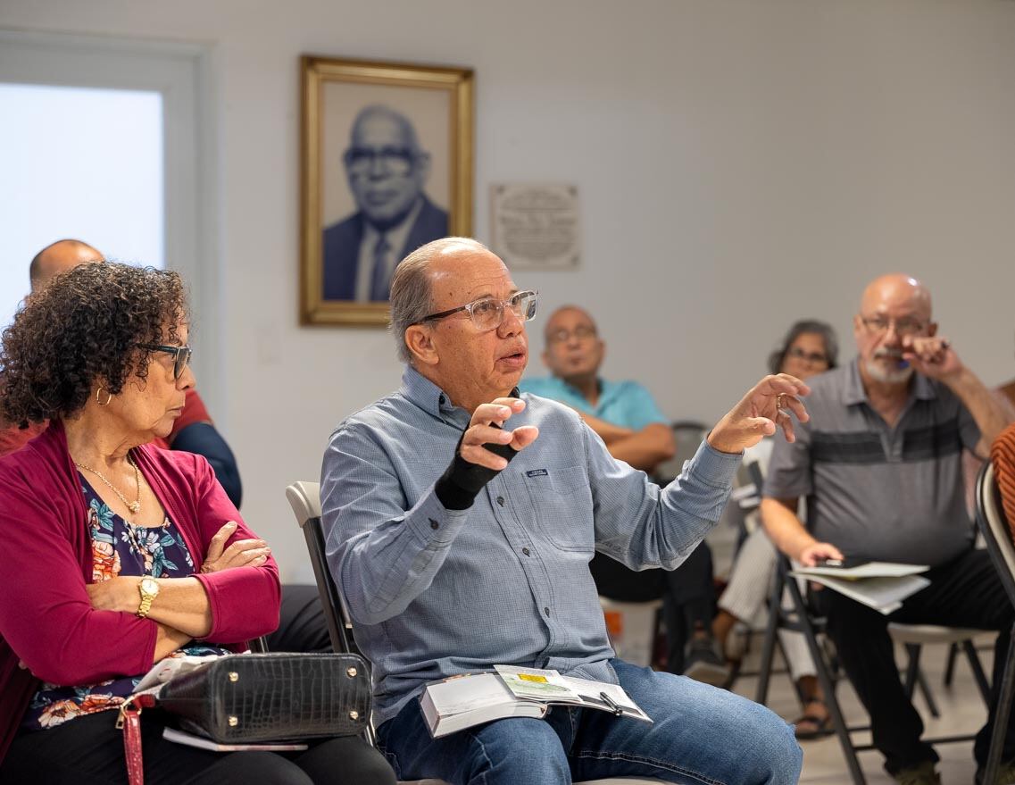 El residente Benjamín Toro, en el centro, durante la reunión para la presentación de hallazgos del investigador Naresh Kumar, de la Universidad de Miami, el año pasado.
Foto por José Miguel Morales | Centro de Periodismo Investigativo