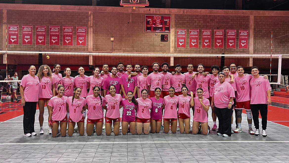 Jugadores y jugadoras de voleibol de la UPRRP visten sus camisas rosas en el mes de octubre.