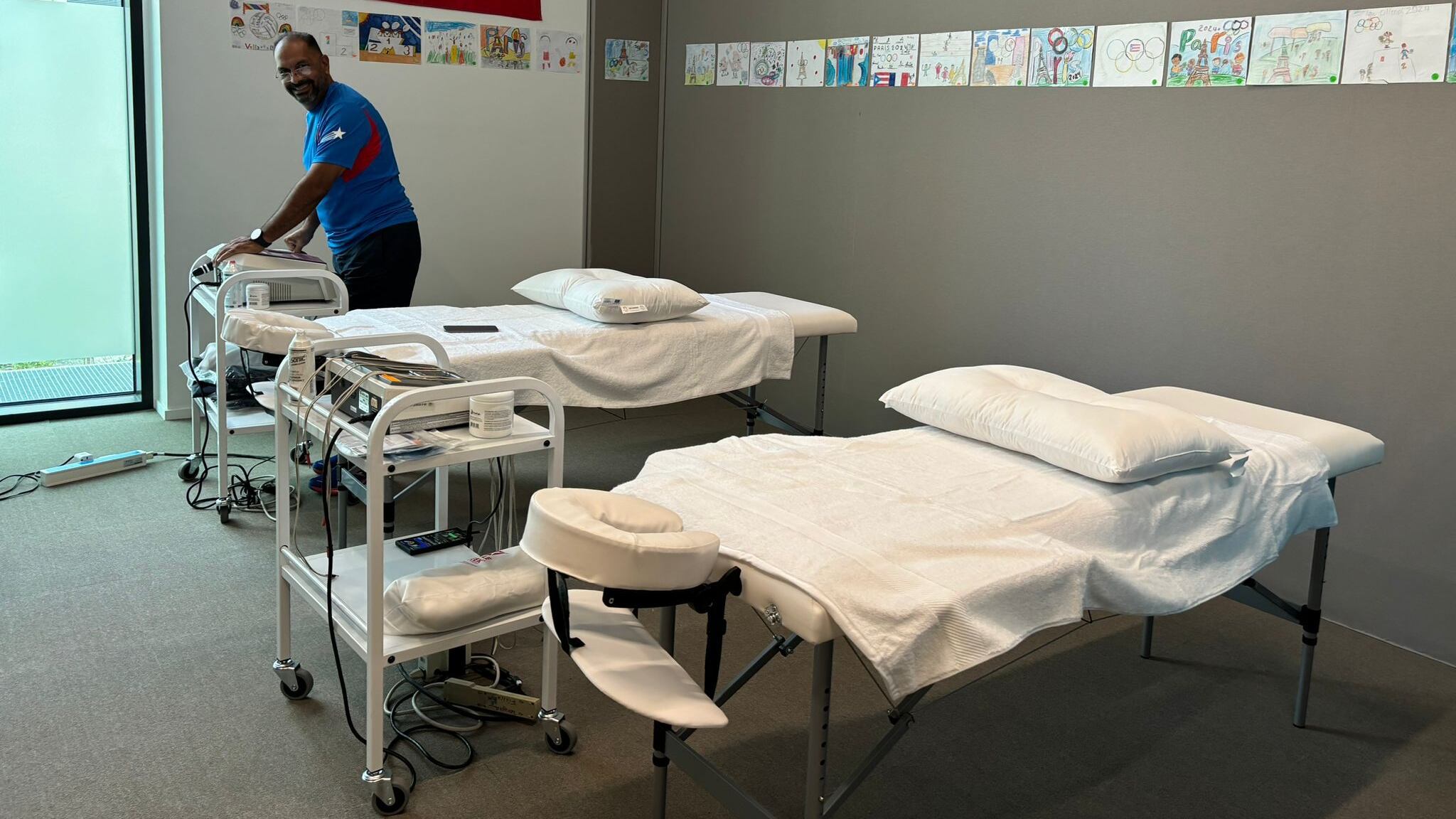 El doctor en terapia, Carlos Rivera, en el centro de terapia para los atletas de Puerto Rico.jpg (COPUR)