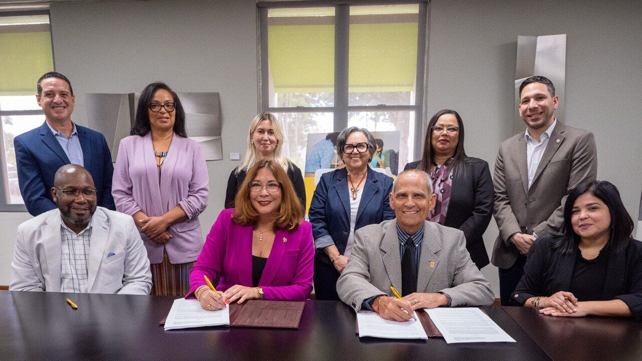 Familia firma acuerdo con la Universidad Interamericana.
