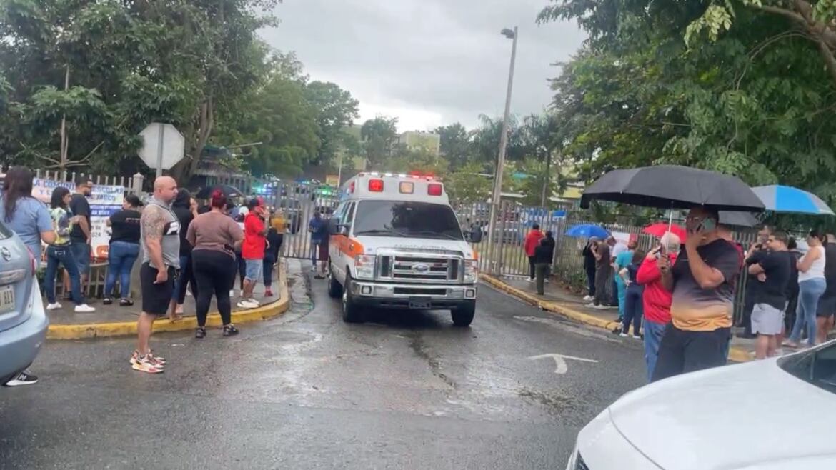 Predios de la Escuela Vocacional en Yauco tras activación del protocolo de tirador activo.