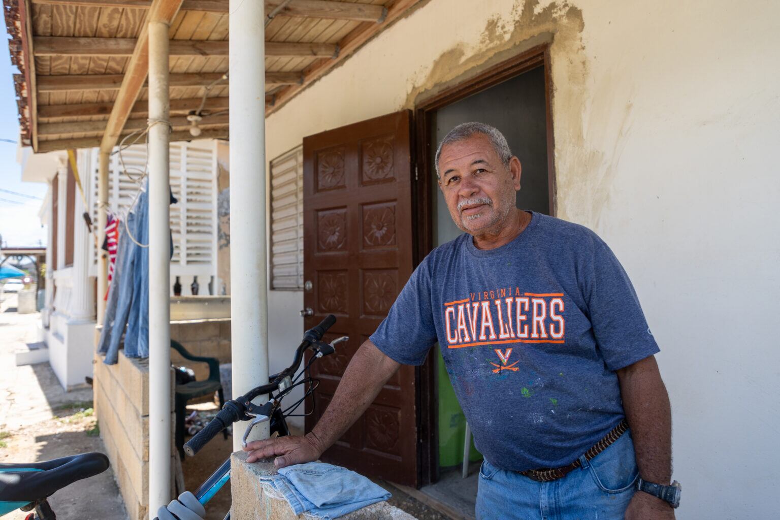 Miguel De Arce Molina recuerda que tras su casa existían dos calles más con casas que fueron desplazadas por el mar.
Foto por Jorge Ramírez Portela | Centro de Periodismo Investigativo