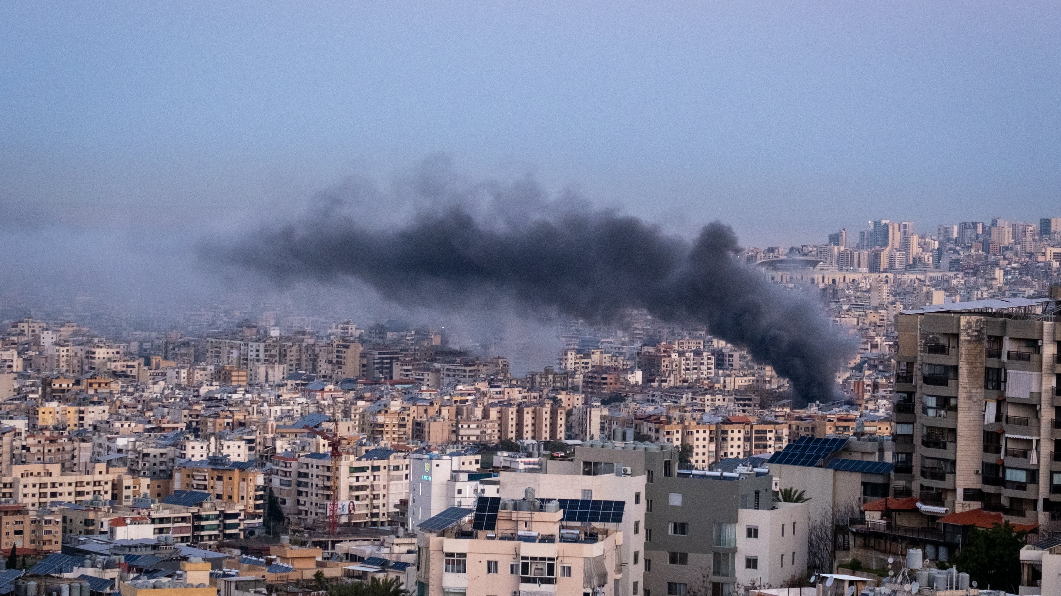 Beirut amanece con columnas de humo tras los bombardeos israelíes que han sacudido el suburbio sur de Dahye durante toda la noche. EFE/ Edgar Gutiérrez