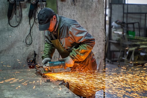 El mercado laboral regional: crecimiento que no formaliza, recesión que precariza