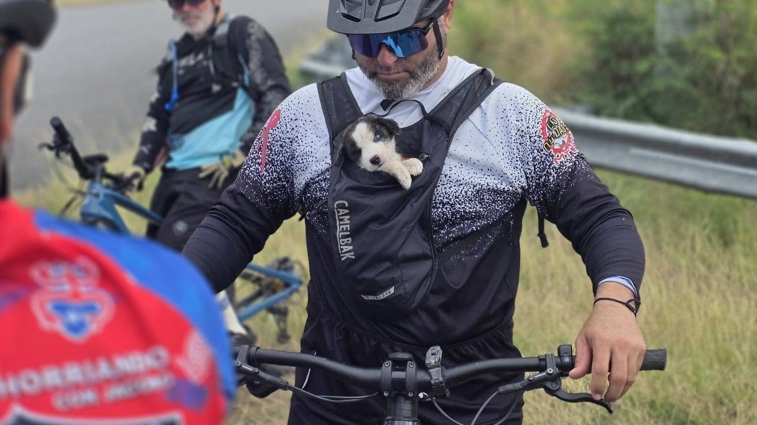 Ciclistas rescatan a cachorro desamparado en Guayama