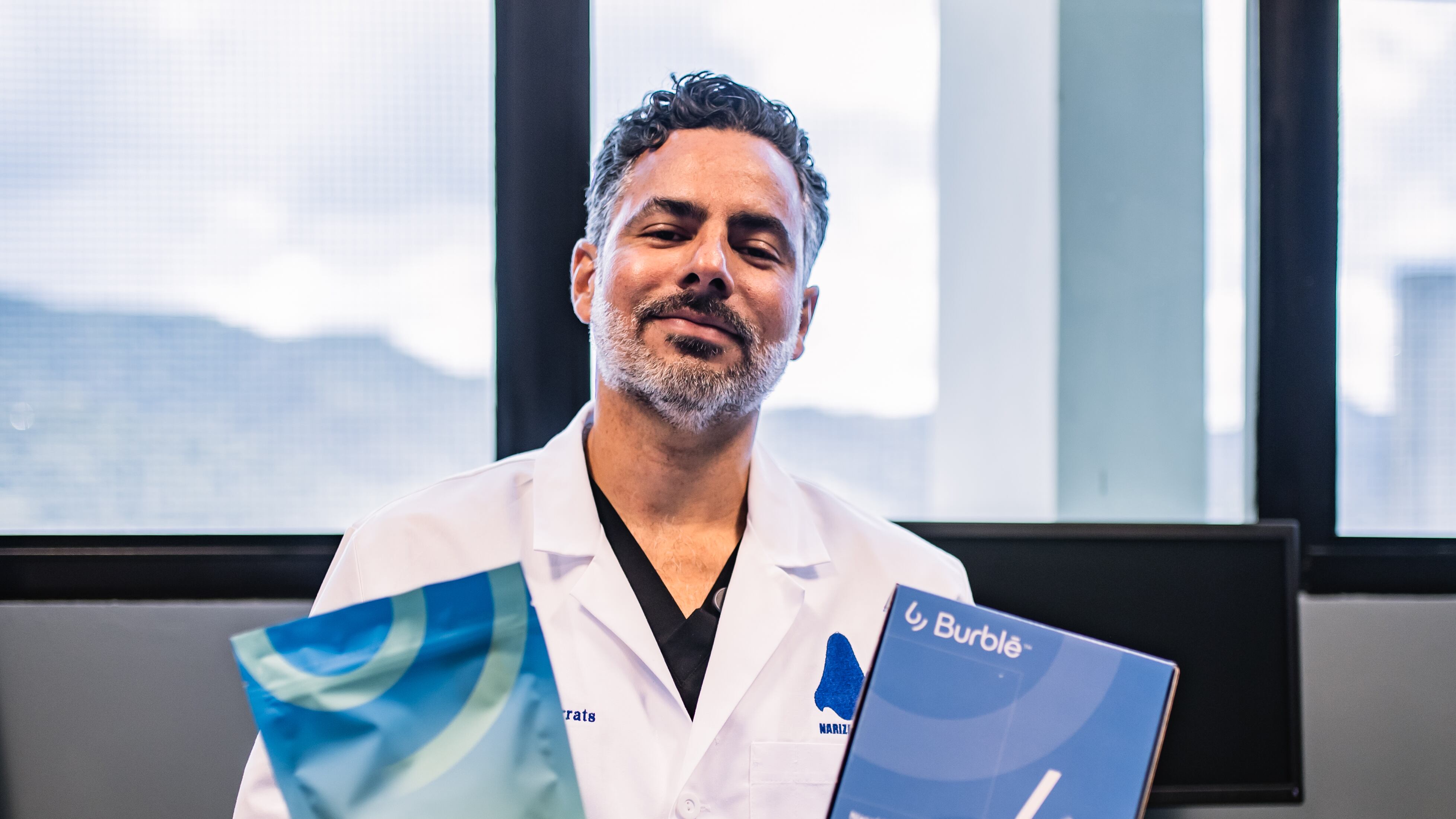 El doctor Luisam Tarrats ostenta el producto Burble.