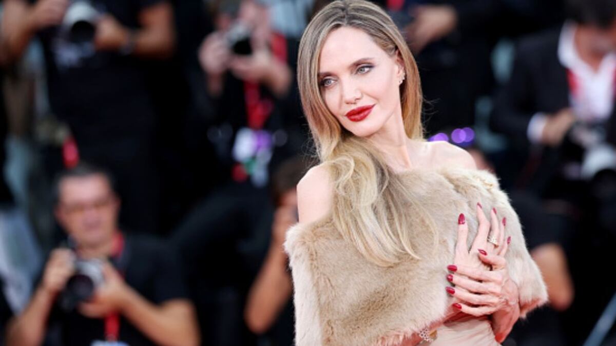 "Es tan triste": Angelina Jolie reaparece con guantes en alfombra roja y este detalle alarmó a las redes
