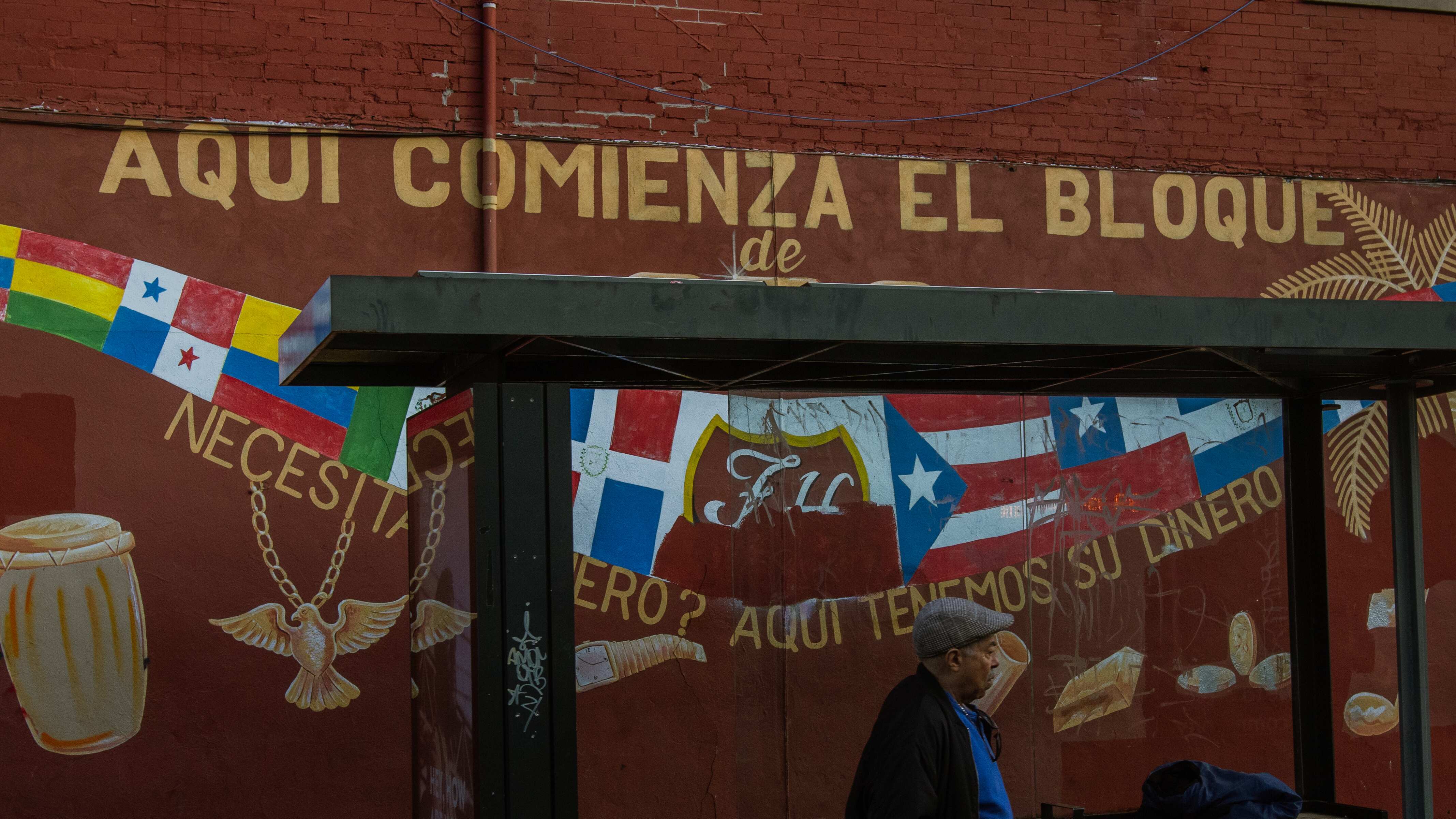 Un hombre espera por el autobús en la zona hispana de Filadelfia.