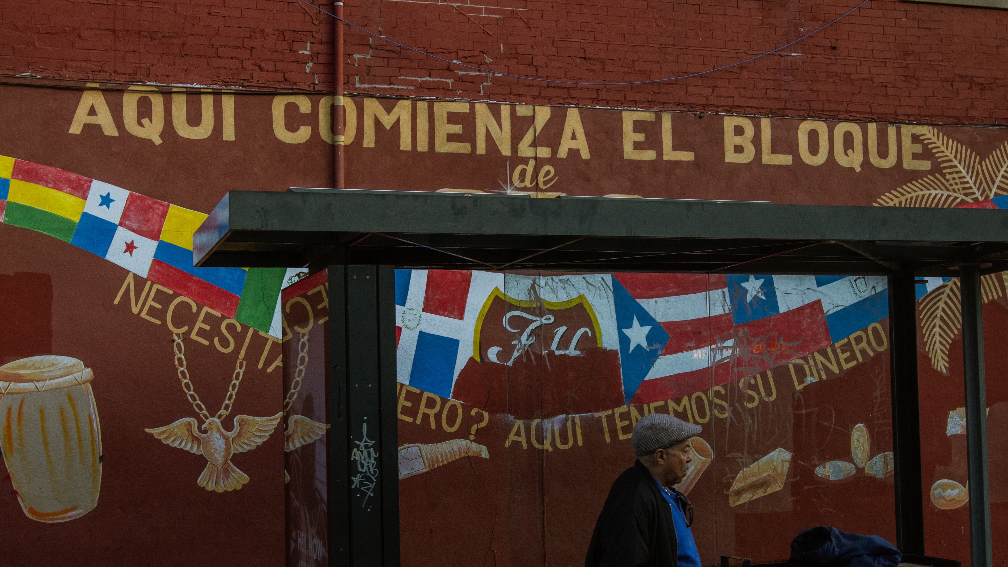 Un hombre espera por el autobús en la zona hispana de Filadelfia.