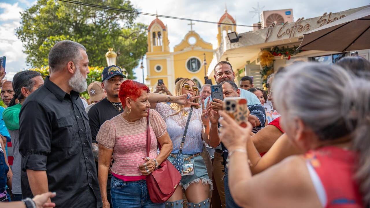Ivy Queen recibe homenaje ante su gente en el pueblo de Añasco.