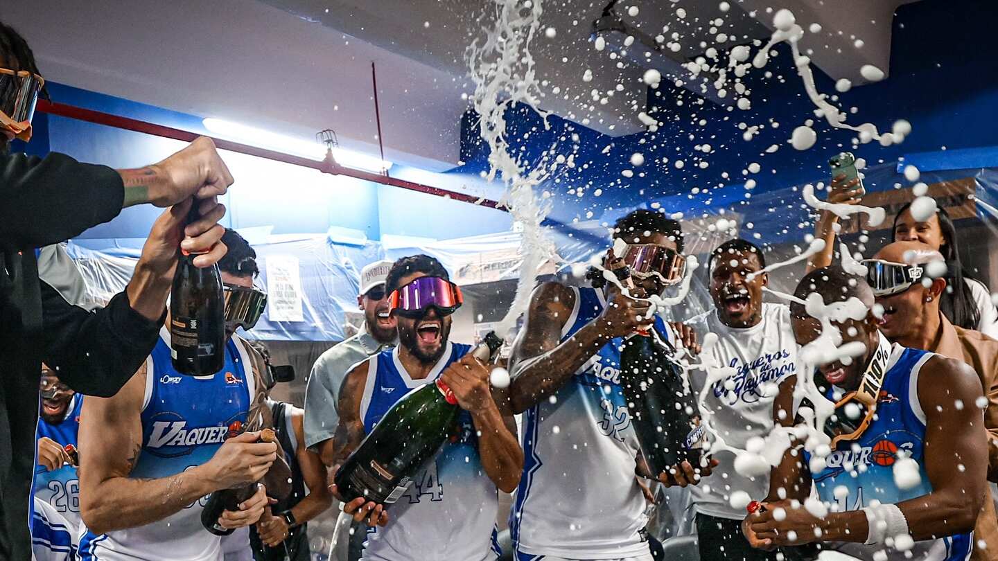 Los Vaqueros de Bayamón celebran su campeonato.