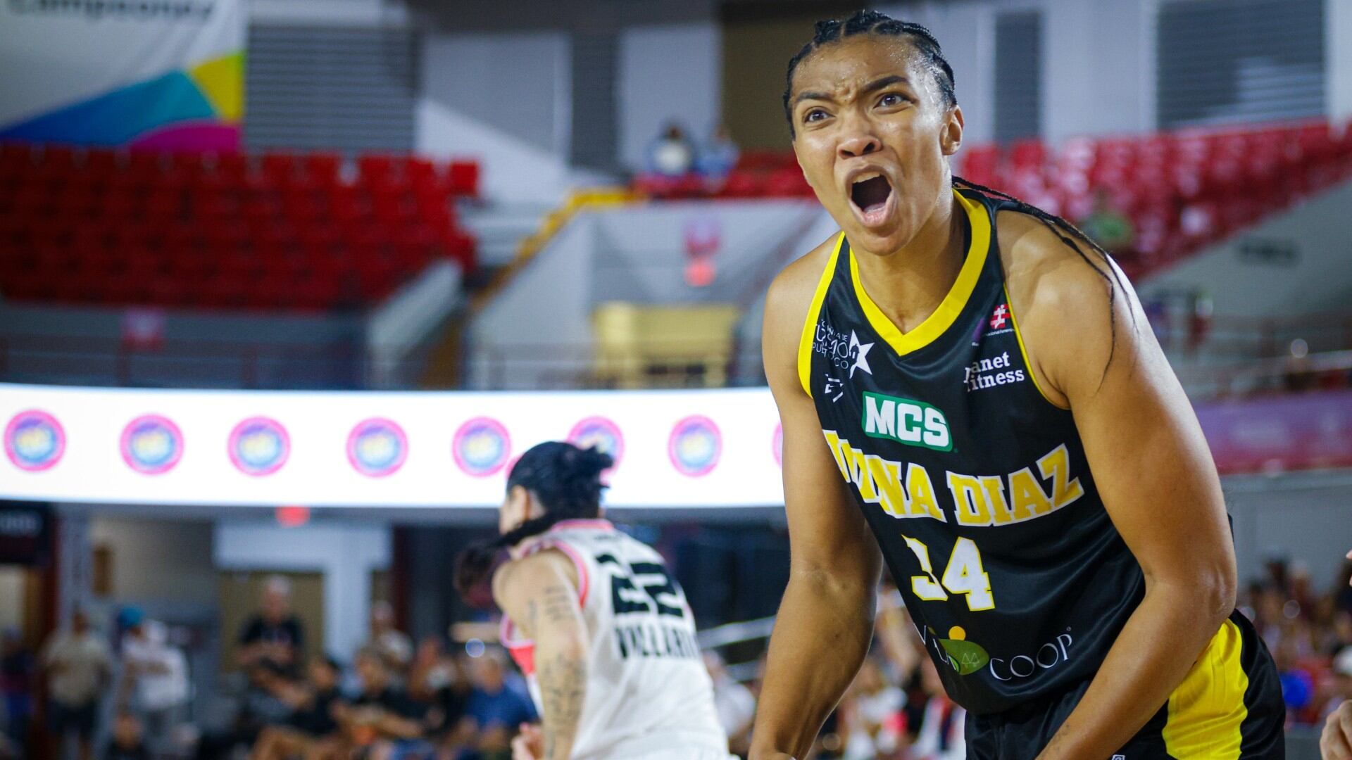 Imani McGee debutó con 25 puntos, nueve rebotes y seis asistencias.