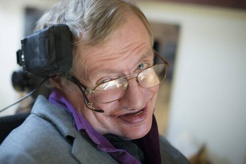 Físico Stephen Hawking será homenajeado con moneda conmemorativa a un año de su muerte