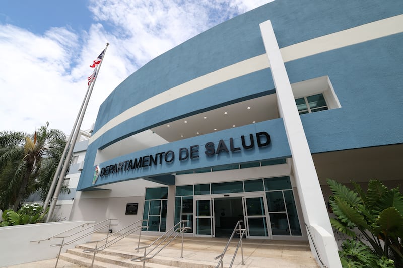 Afueras del Departamento de Salud en Puerto Rico
