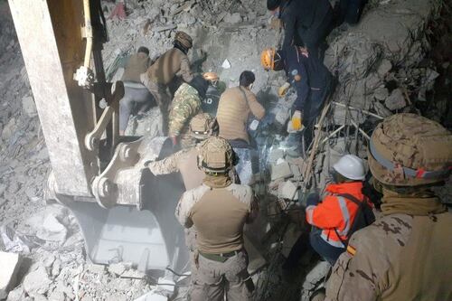 Padre salva la vida de su hijo al cubrirlo con su cuerpo tras sismo en Turquía