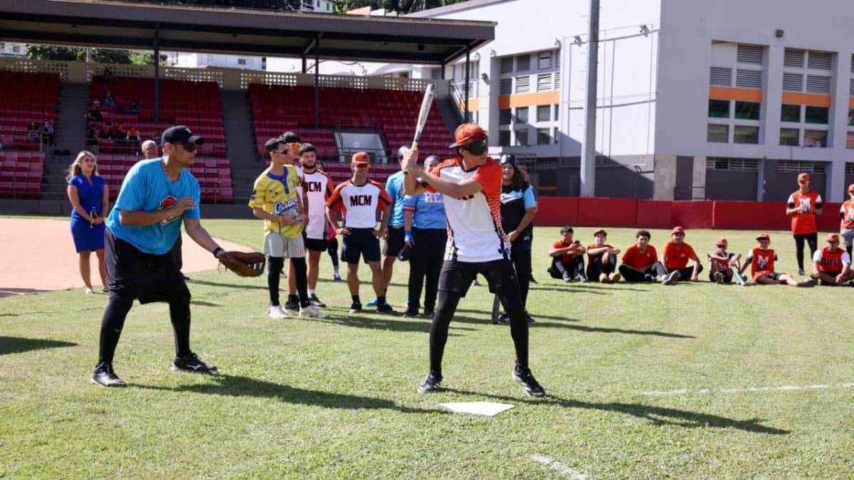 Escuela Especializada en Béisbol de Comerío celebra encuentro inclusivo con atletas no videntes.