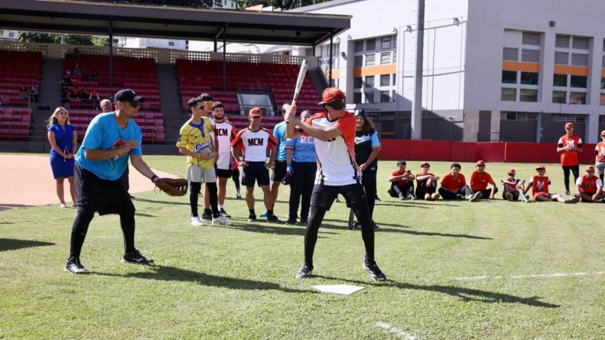 Escuela Especializada en Béisbol de Comerío celebra encuentro inclusivo con atletas no videntes.