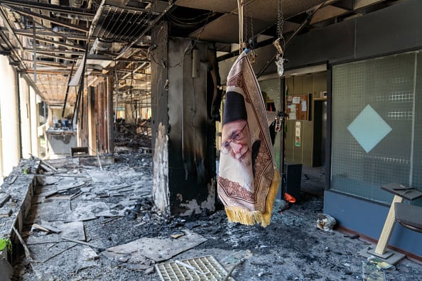 Un retrato del ayatolá Ali Jamenei cuelga en un edificio dañado utilizado por la Organización de Radiodifusión de Irán, alcanzado por misiles israelíes días antes, el 16 de junio, durante una gira de prensa el 19 de junio de 2025 en Teherán, Irán.