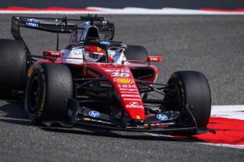 Ferrari impresiona en Baréin, Carlos Sainz suma 141 vueltas y Aston Martin vive otro día complicado