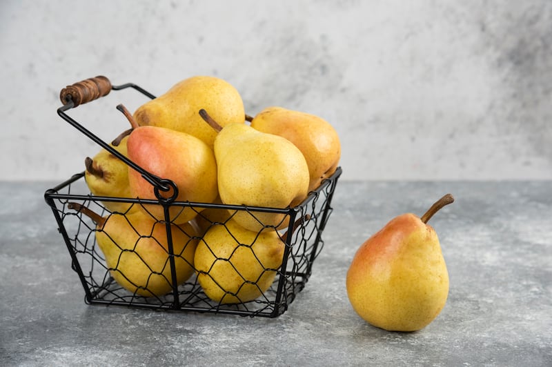 Las peras ayudan a combatir el estreñimiento, a regular el azúcar en la sangre y a favorecer la pérdida de peso, entre otros beneficios para la salud. Foto: Freepik.