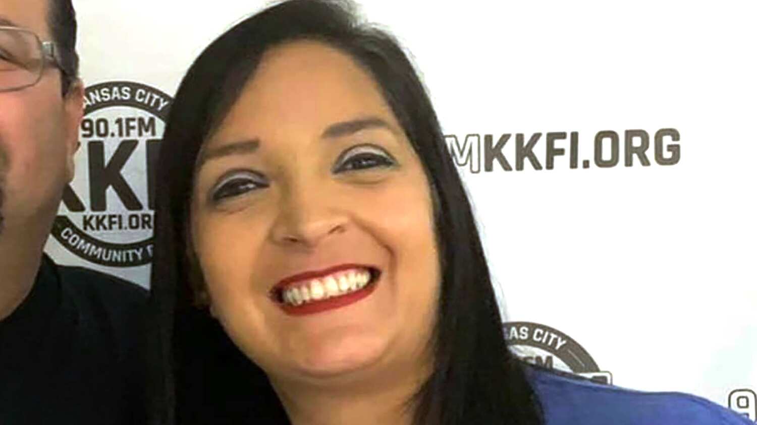 En la foto proporcionada por KKFI 90.1FM, se muestra a Lisa López-Galván. Conocida como Lisa G