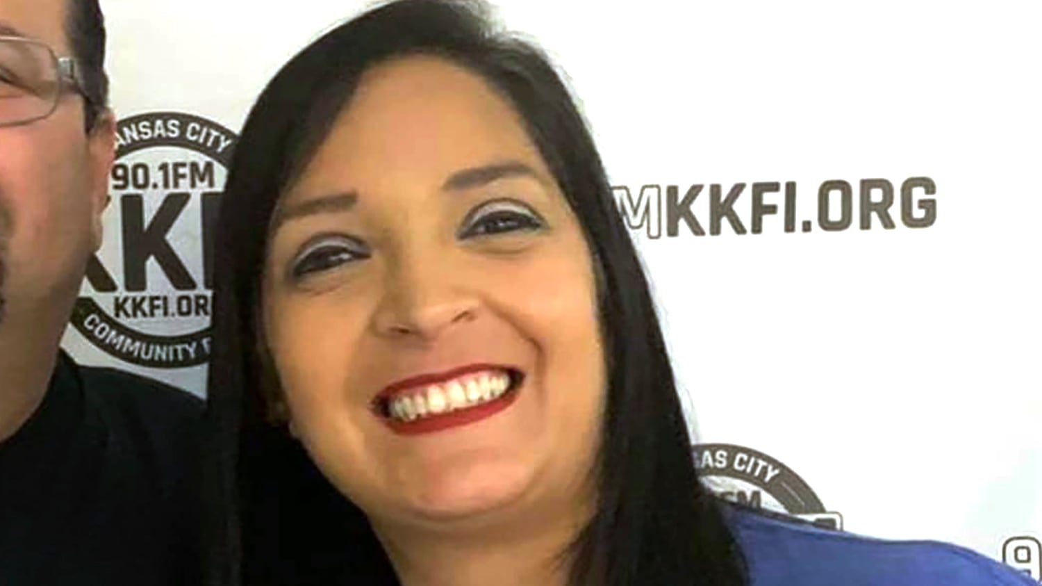 En la foto proporcionada por KKFI 90.1FM, se muestra a Lisa López-Galván. Conocida como Lisa G
