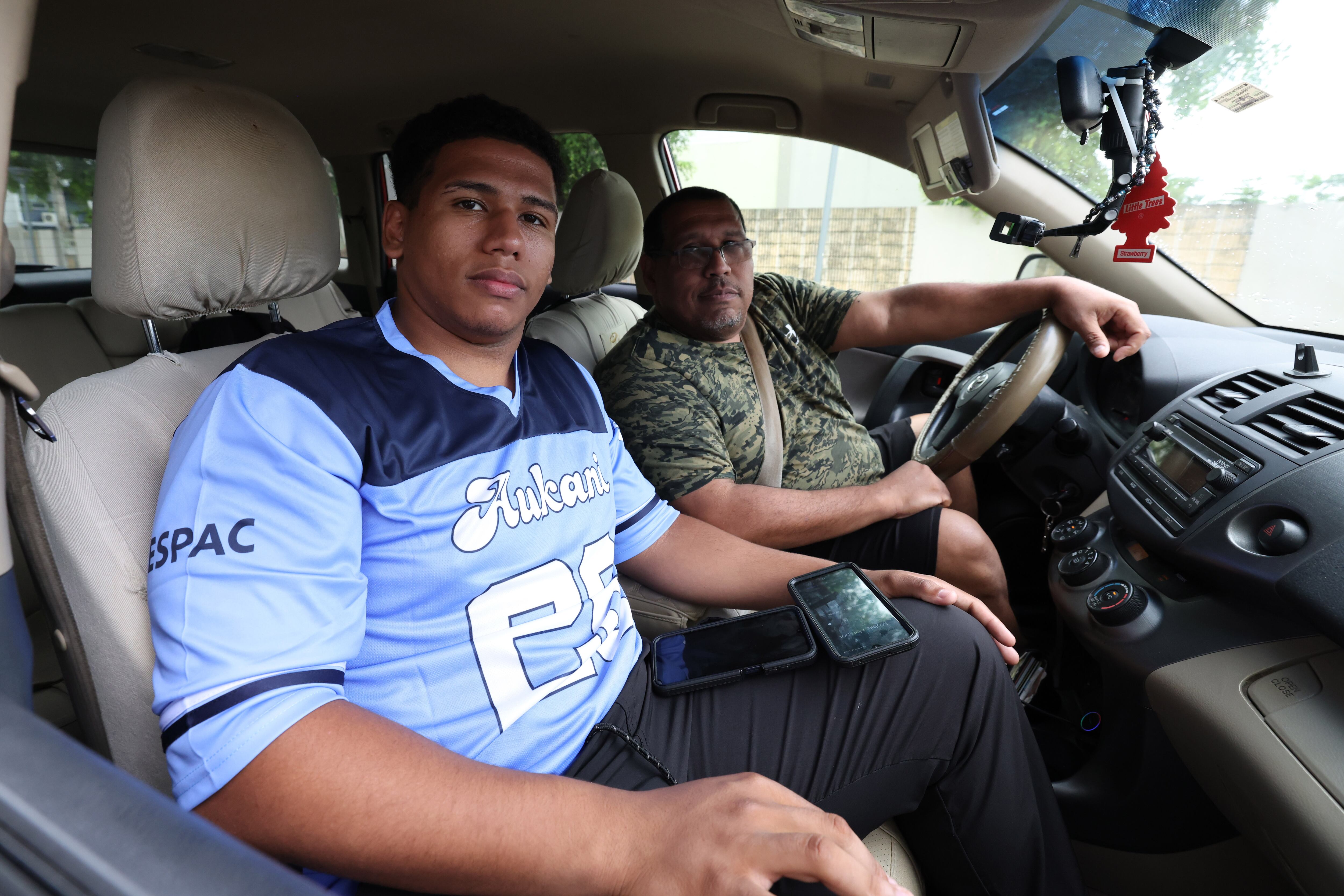 Rafael y Arnaldo Abrahams, padre e hijo, a su salida de la Escuela de la Comunidad Luis M. Santiago en Toa Baja.
