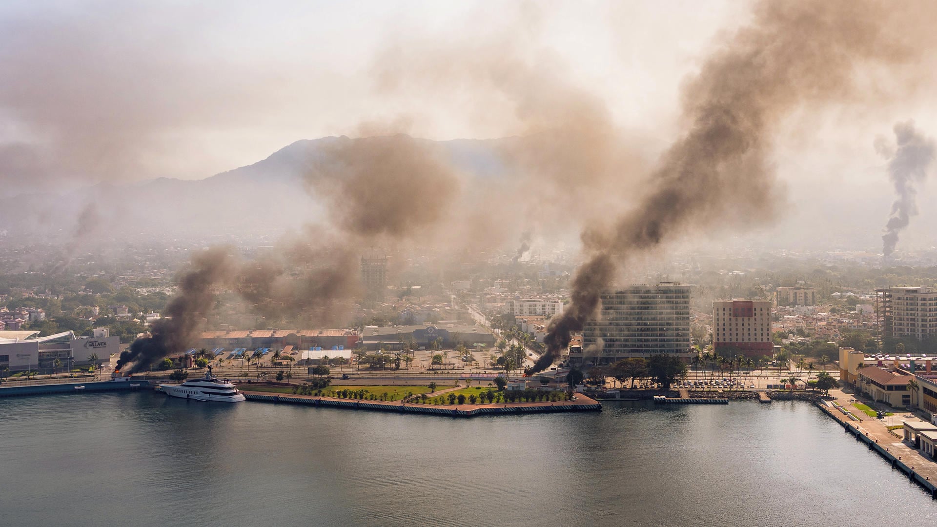 Fotografía aérea donde se ven columnas de humo tras reacciones violentas por el abatimiento de Nemesio Rubén Oseguera Cervantes, alias 'El Mencho', líder del Cártel Jalisco Nueva Generación (CJNG), en Puerto Vallarta (México). EFE/Gerardo Santillán