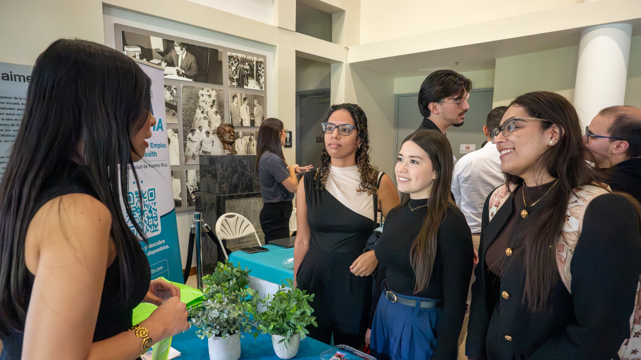 La feria tuvo la participación de egresados de la universidad.
