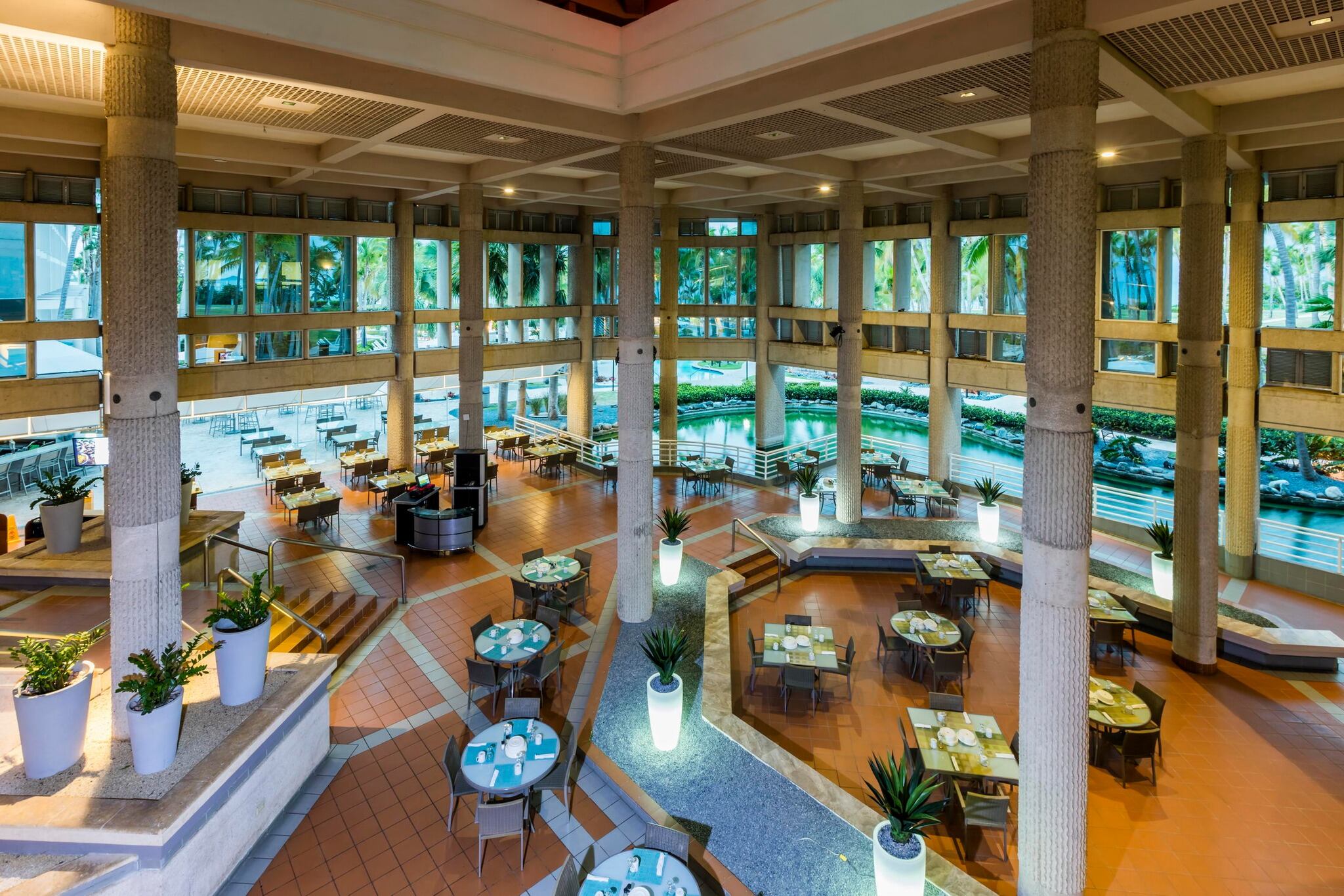 Terraza y salón comedor al aire libre del hotel Ponce Hilton.