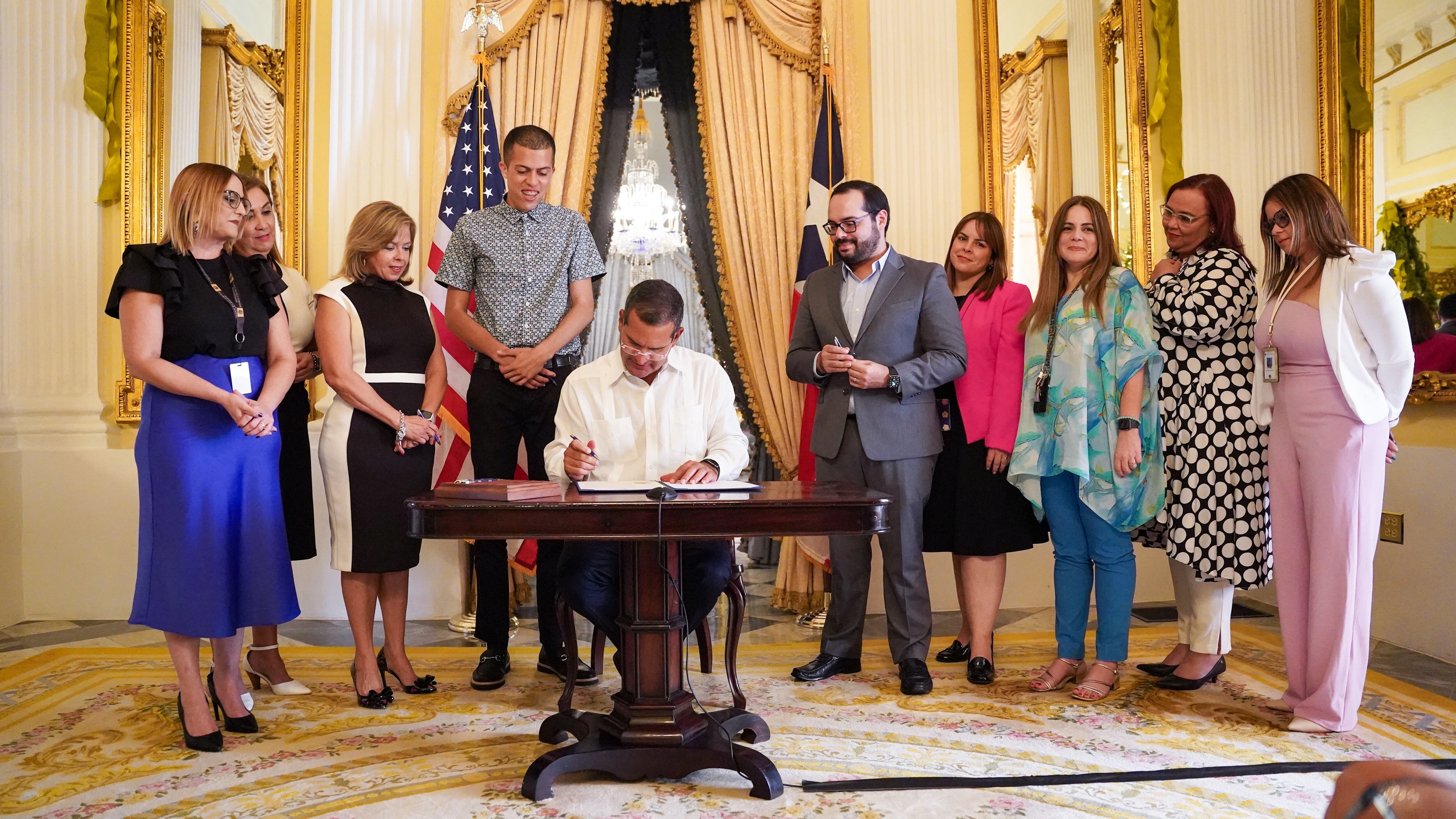 Gobernador firma proclama del Día Internacional de las Personas con Discapacidad Intelectual
