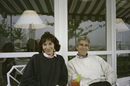 Juez autoriza desclasificar archivos del caso de Ghislaine Maxwell, cómplice de Jeffrey Epstein