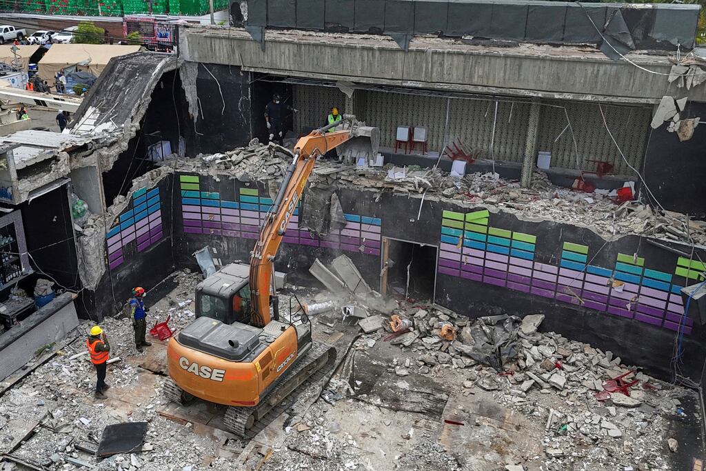 Una excavadora trabaja en el sitio de la discoteca Jet Set. (Foto AP/Matias Delacroix)