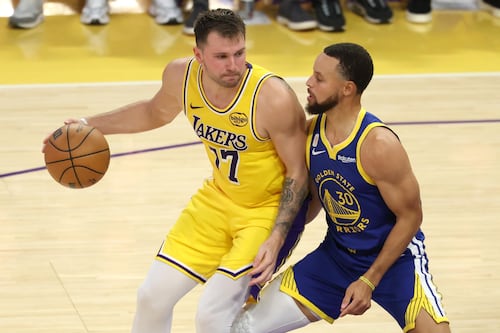 Curry y Doncic lideran la venta de camisetas en la NBA al cierre de la temporada regular