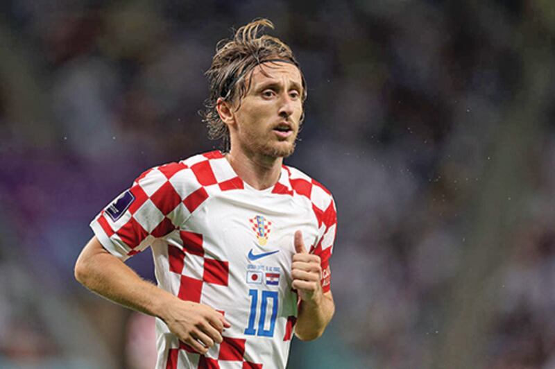 Luka Modric aparece en movimiento, corriendo, en una toma del torso para arriba.
