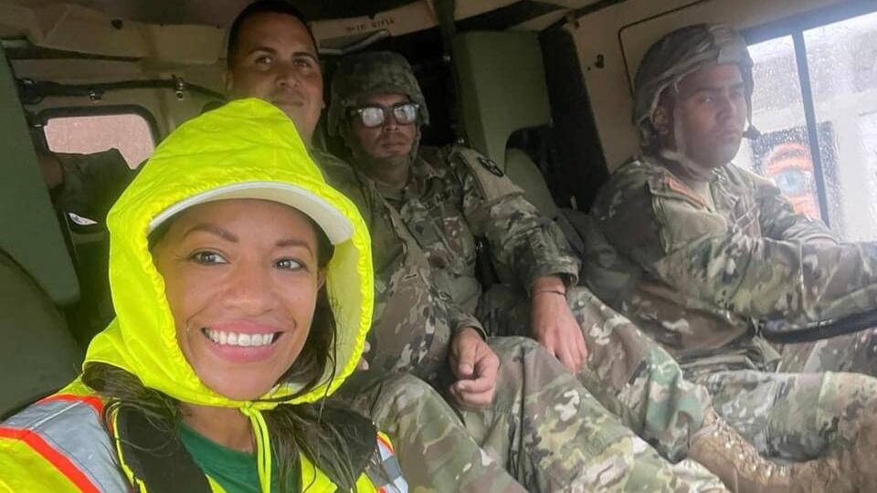 Alcaldesa Karilyn Bonilla Colón y personal de la Guardia Nacional.