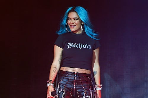 Karol G muestra su nuevo ‘look’ tras quitarse el color azul de su cabello