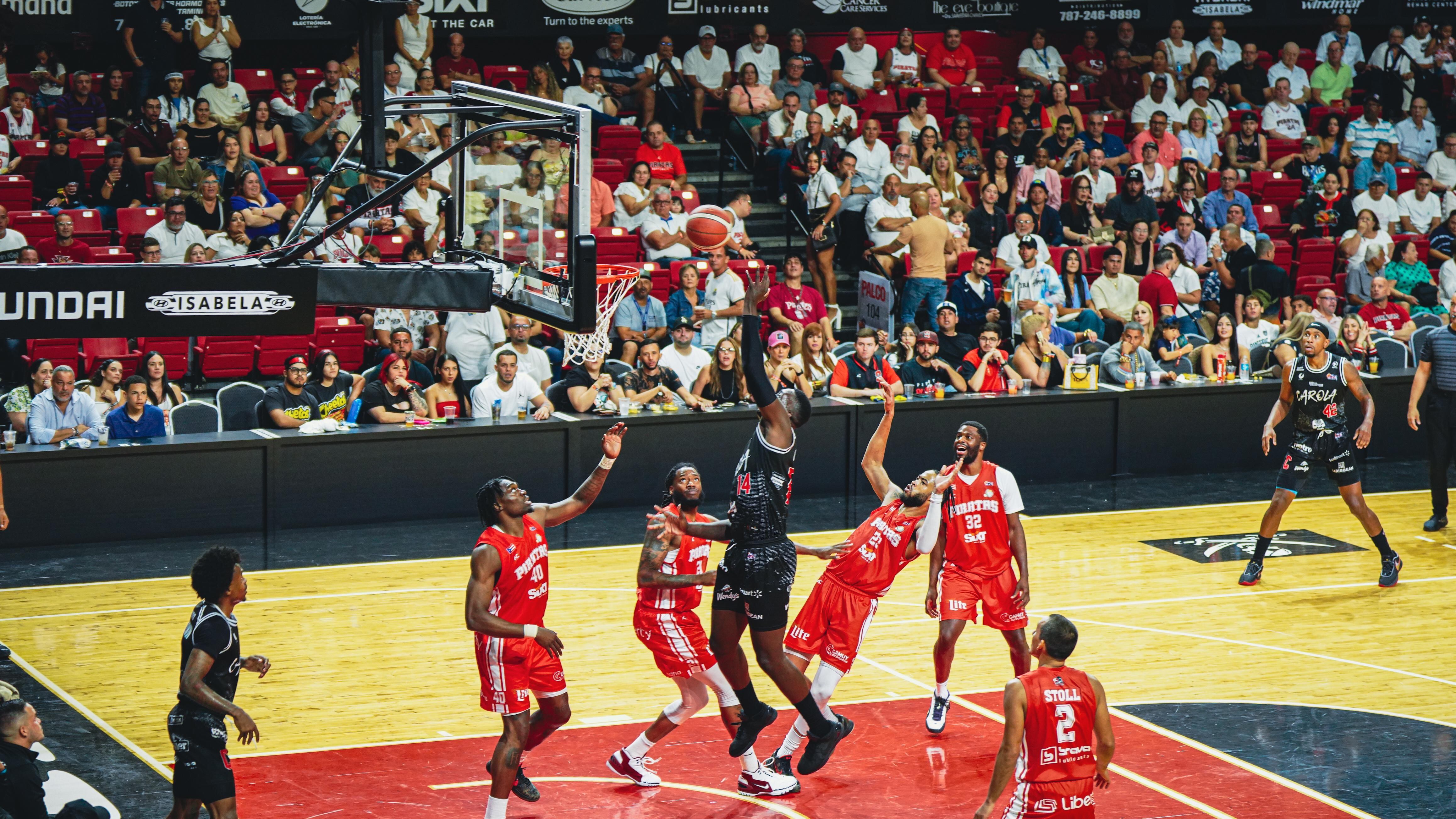 Johnny O'Bryant en el canasto