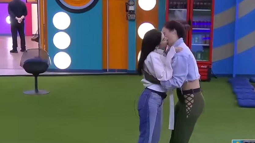 Candente beso de Karime Pindter y Gala Montes.