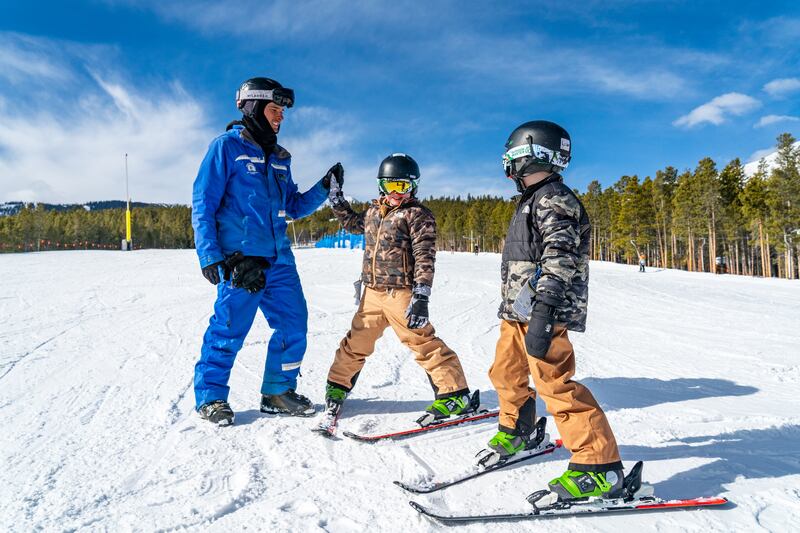 Si bien Vail es mundialmente conocido por sus pistas de esquí, el destino ofrece una amplia variedad de actividades invernales para quienes buscan experiencias alternativas.