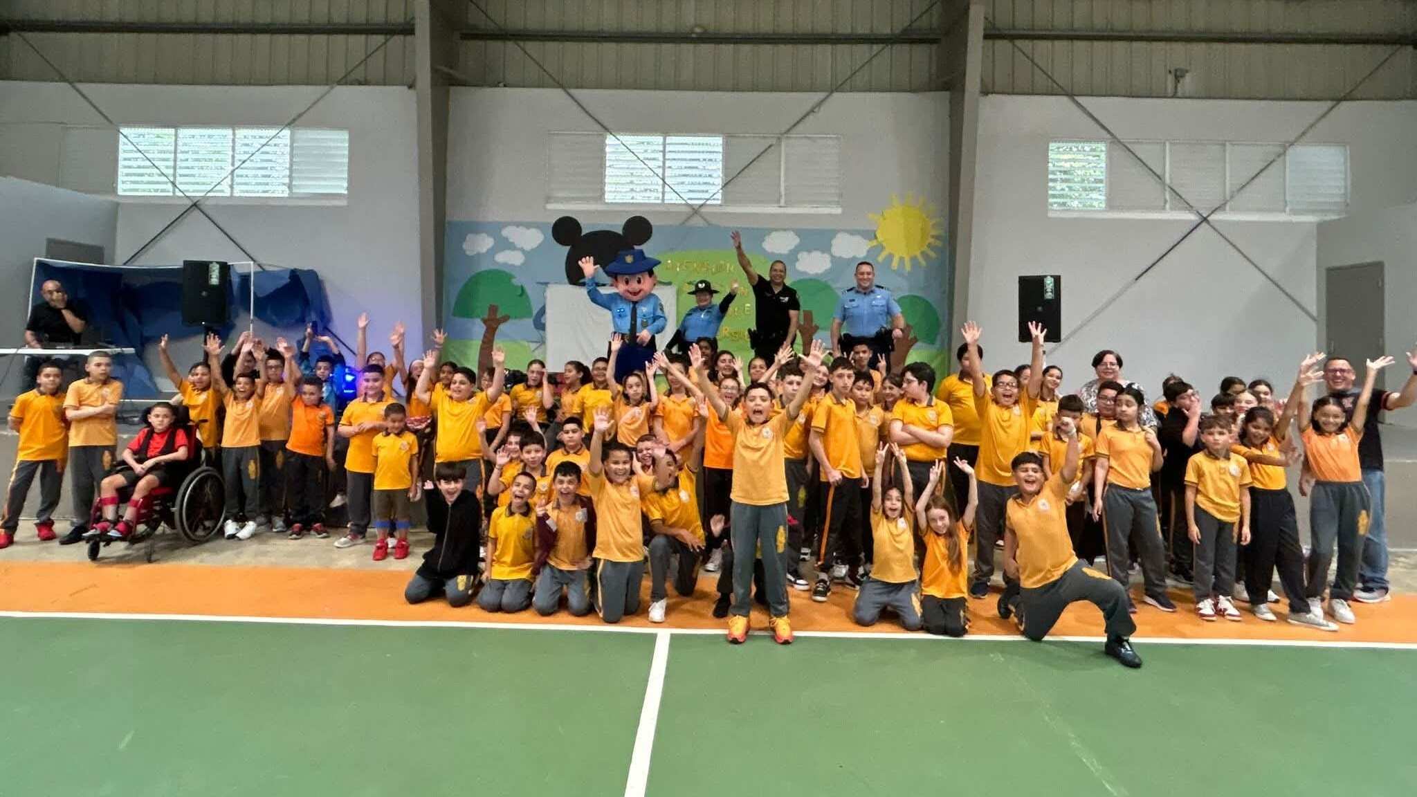 Los estudiantes se tomaron fotos con Poli, el muñeco policía y conocieron la unidad canina